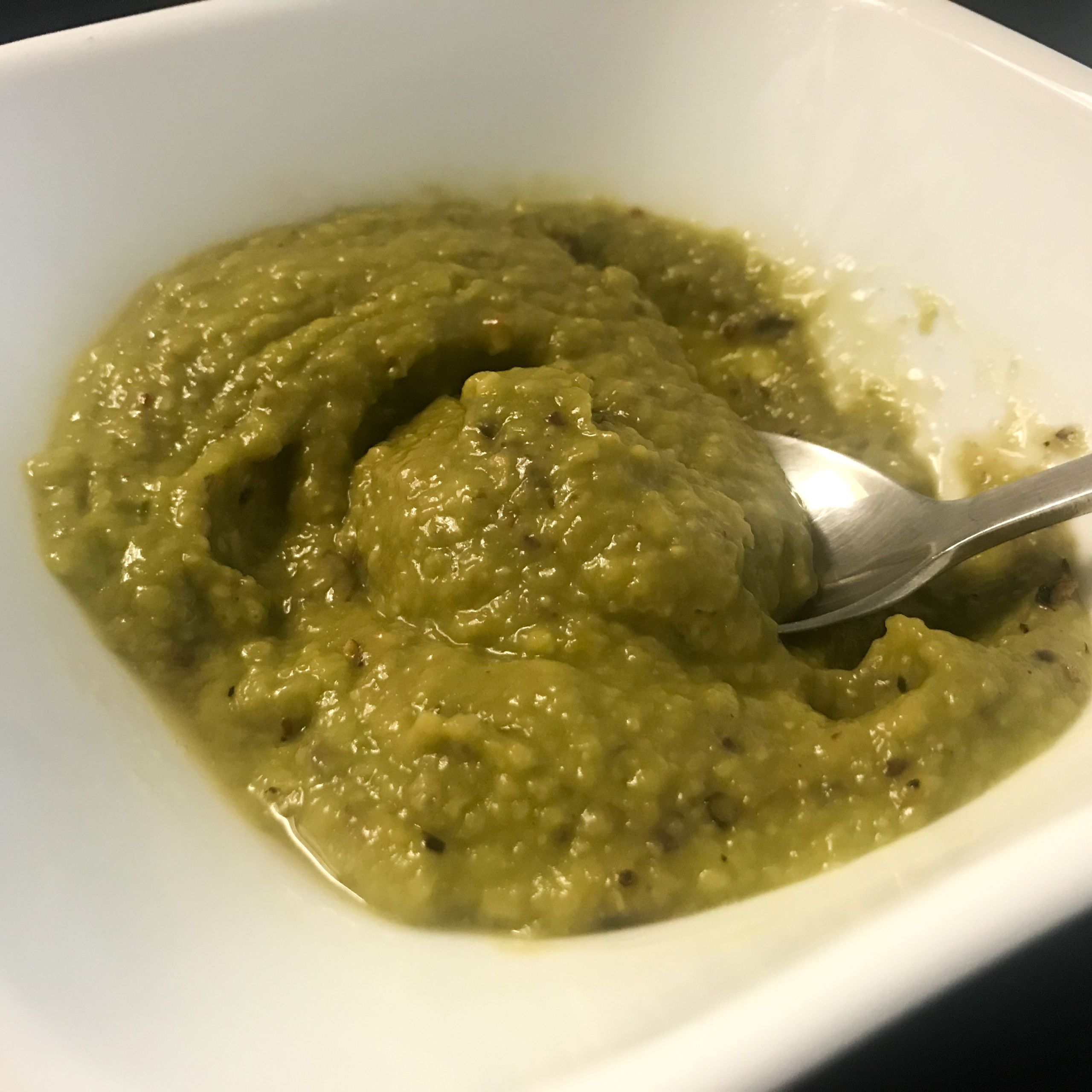 AVOCADO AND NECTARINE SAUCE IN A BOWL