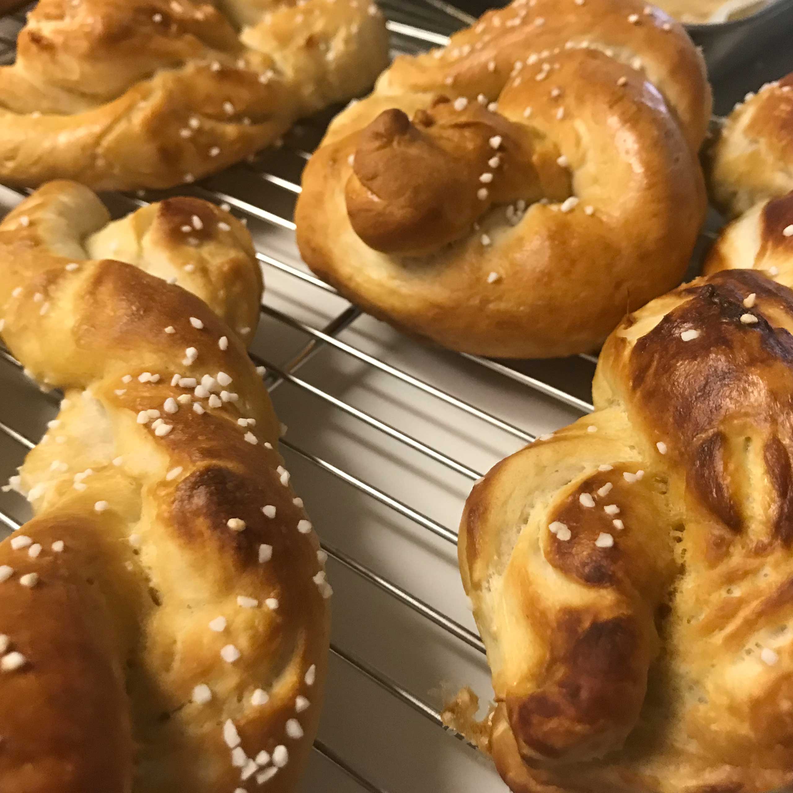 Homemade-Soft-Pretzels-with-Beer-Cheese-Sauce-15