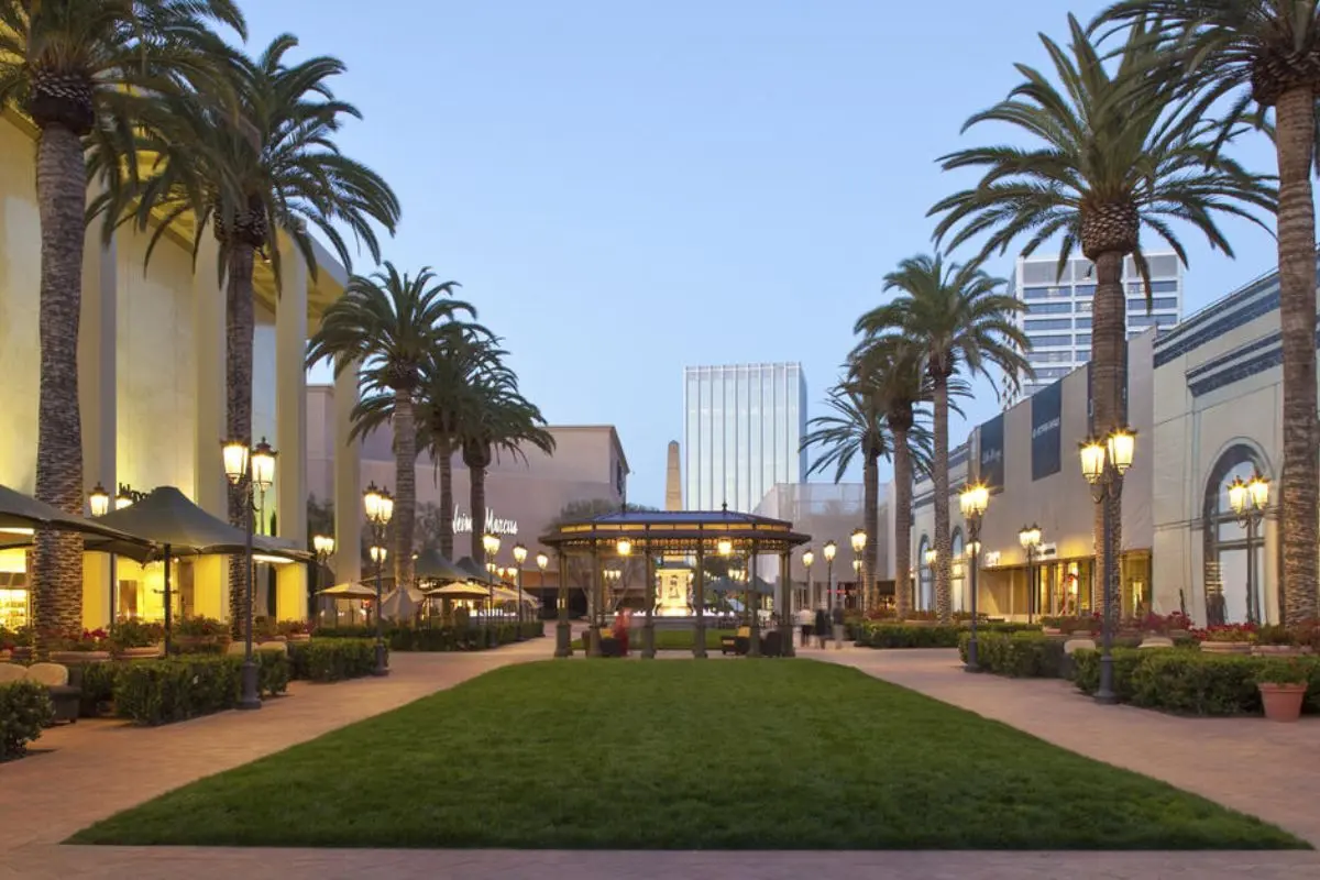 FASHION ISLAND.