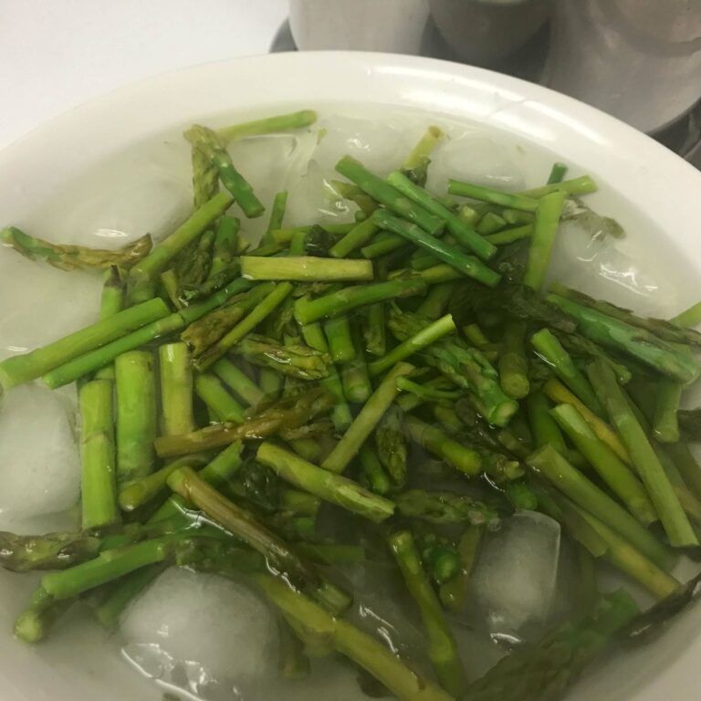 asparagus in ice water