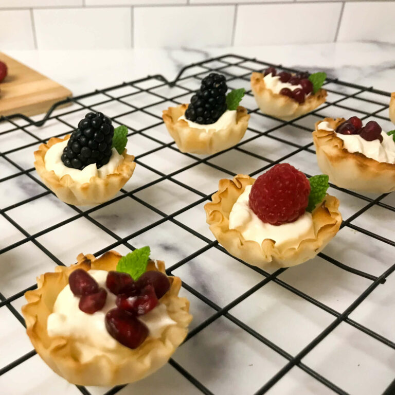 Mini-Cheesecake-Tarts-With-Fruit
