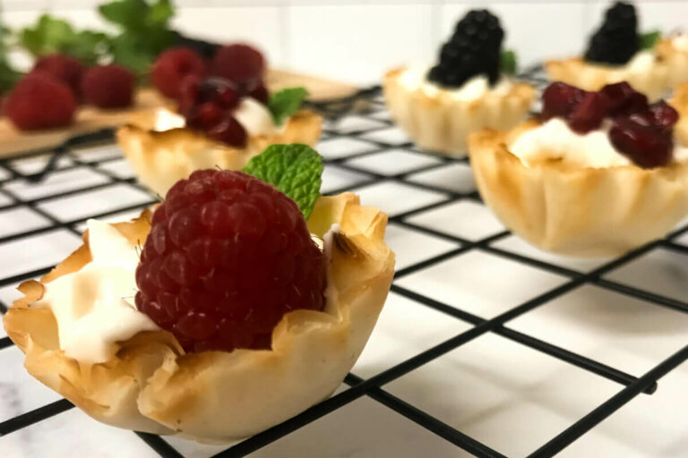 Mini-Cheesecake-Tarts-With-Fruit