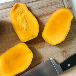 cut mangoes.