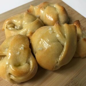 Garlic-Knots with salt.