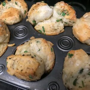 Monkey-Bread-Cheese-and-Garlic-Muffins