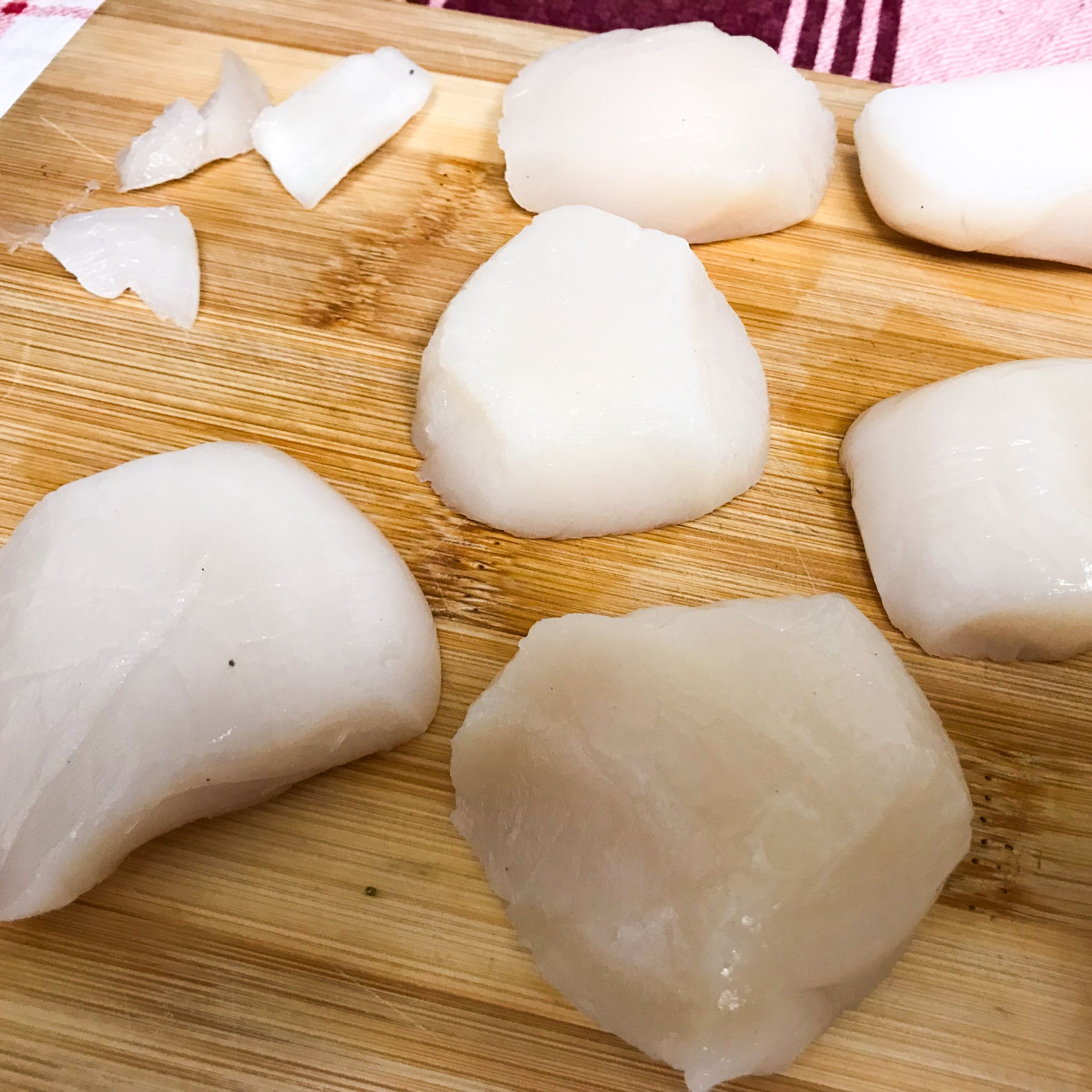 raw scallops and removed abductor muscles.