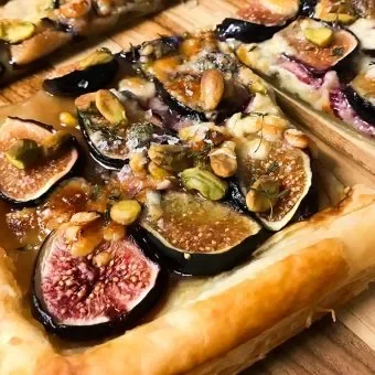 Fresh-Figs-Blue-Cheese-Pistachios-Honey-and-Thyme-Tart-Featured-Image